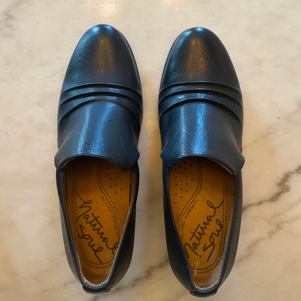 Natural Soul black leather shoes. Size 9M.
